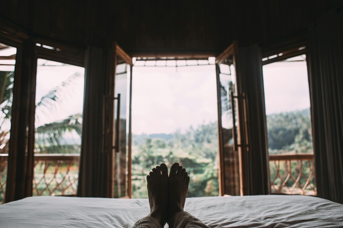 Summer Sleep: How Light and Heat Disrupt Rest — and What to Do About It - anatomē
